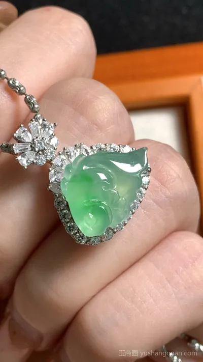 银镶冰飘阳绿金鱼翡翠吊坠